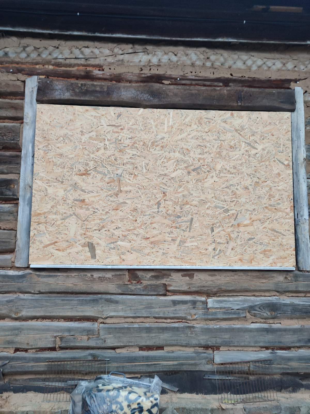 Внаслідок обстрілів росіян у будинку родини із Середино-Буди пошкоджено два вікна