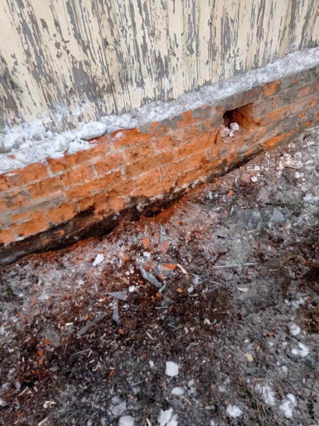 Пенсіонери з Сумщини живуть у будинку без вікон