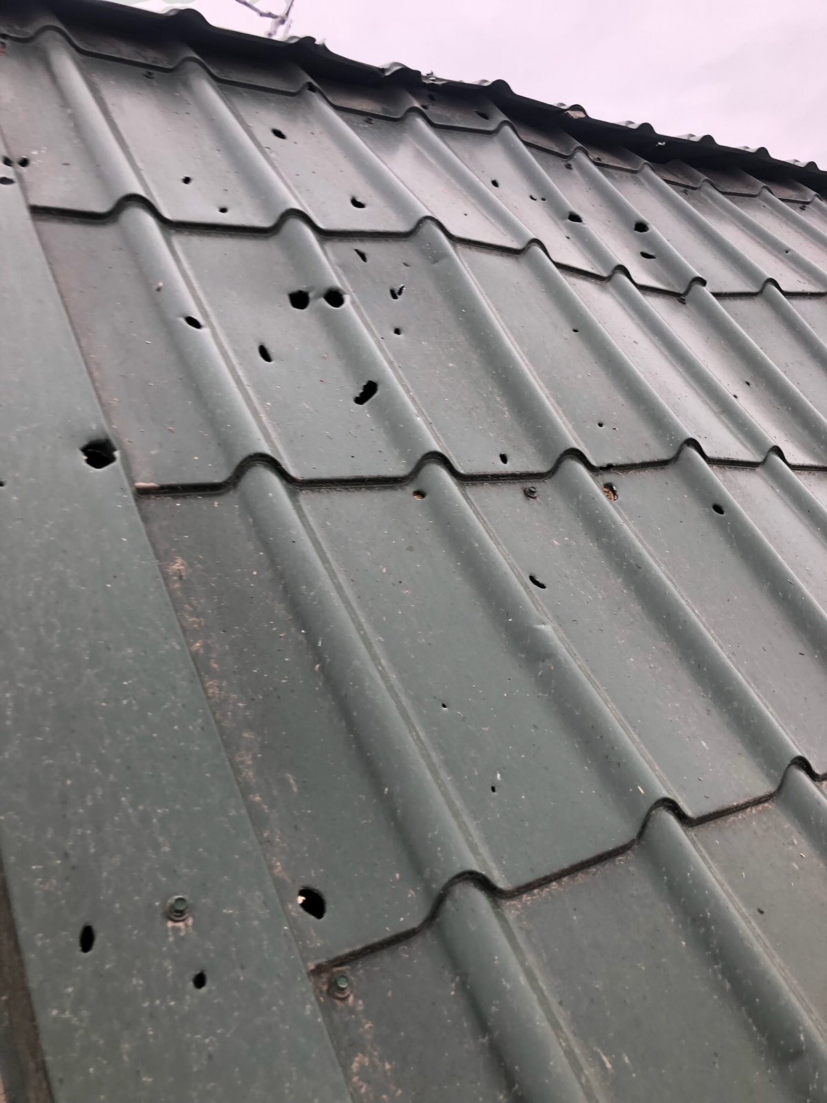 Багатодітній родині з Херсонщини вибило всі вікна у будинку