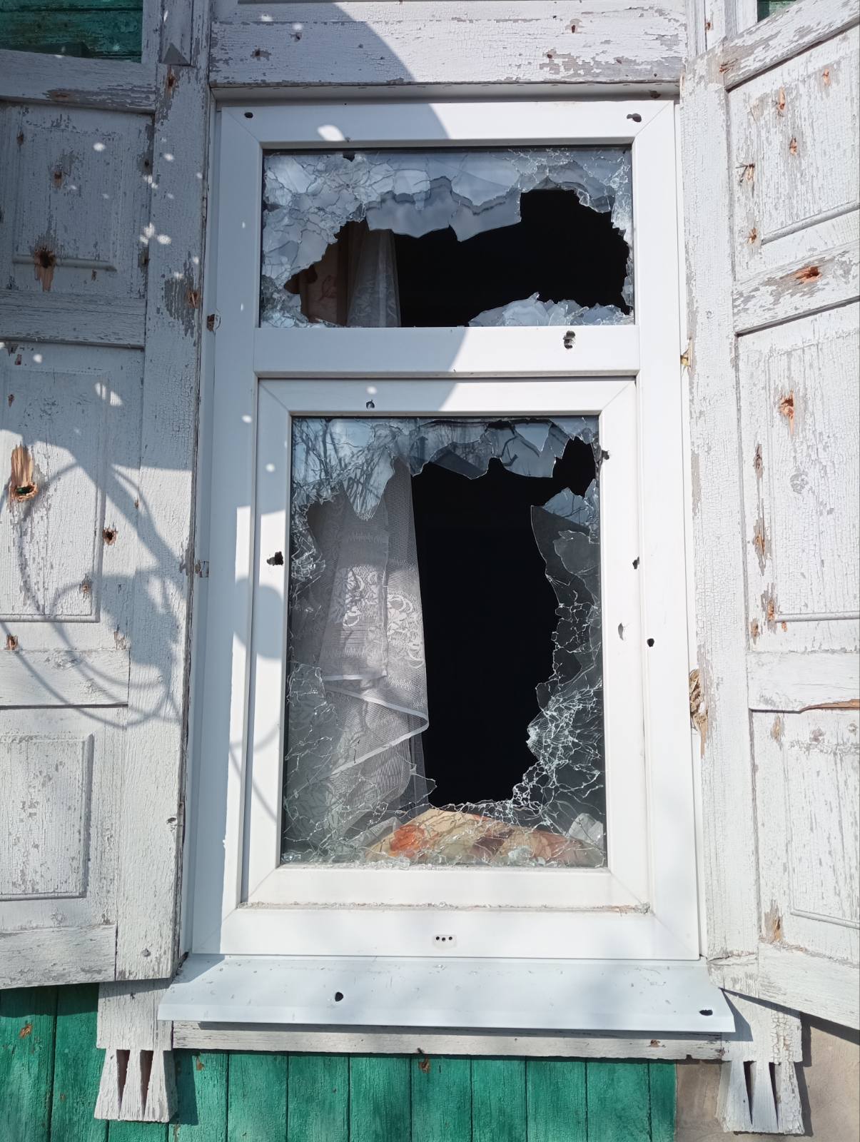 Внаслідок ворожих обстрілів серйозно пошкоджено будинок двох сестер, а саме вікна, двері, дах, паркан