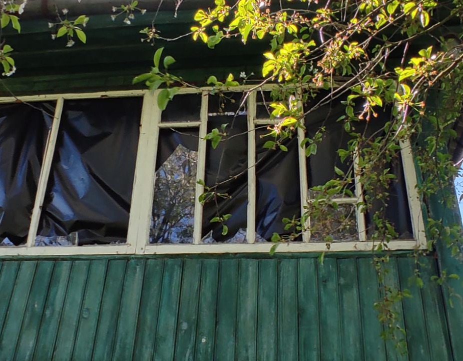 Внаслідок ракетно-авіаційного обстрілу міста Кролевець постраждав будинок родини