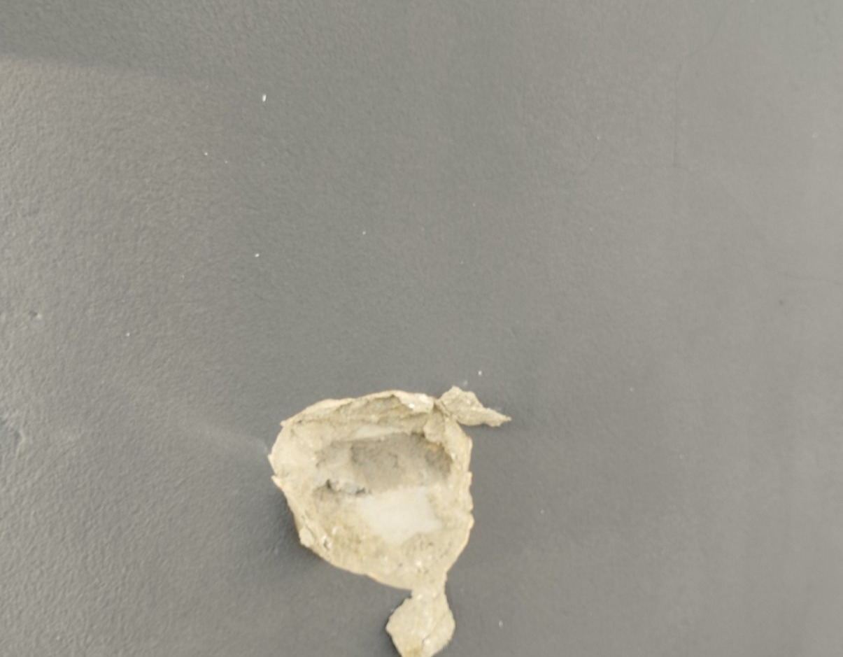 В квартирі жительки Білопілля вибиті вікна та балконна рама