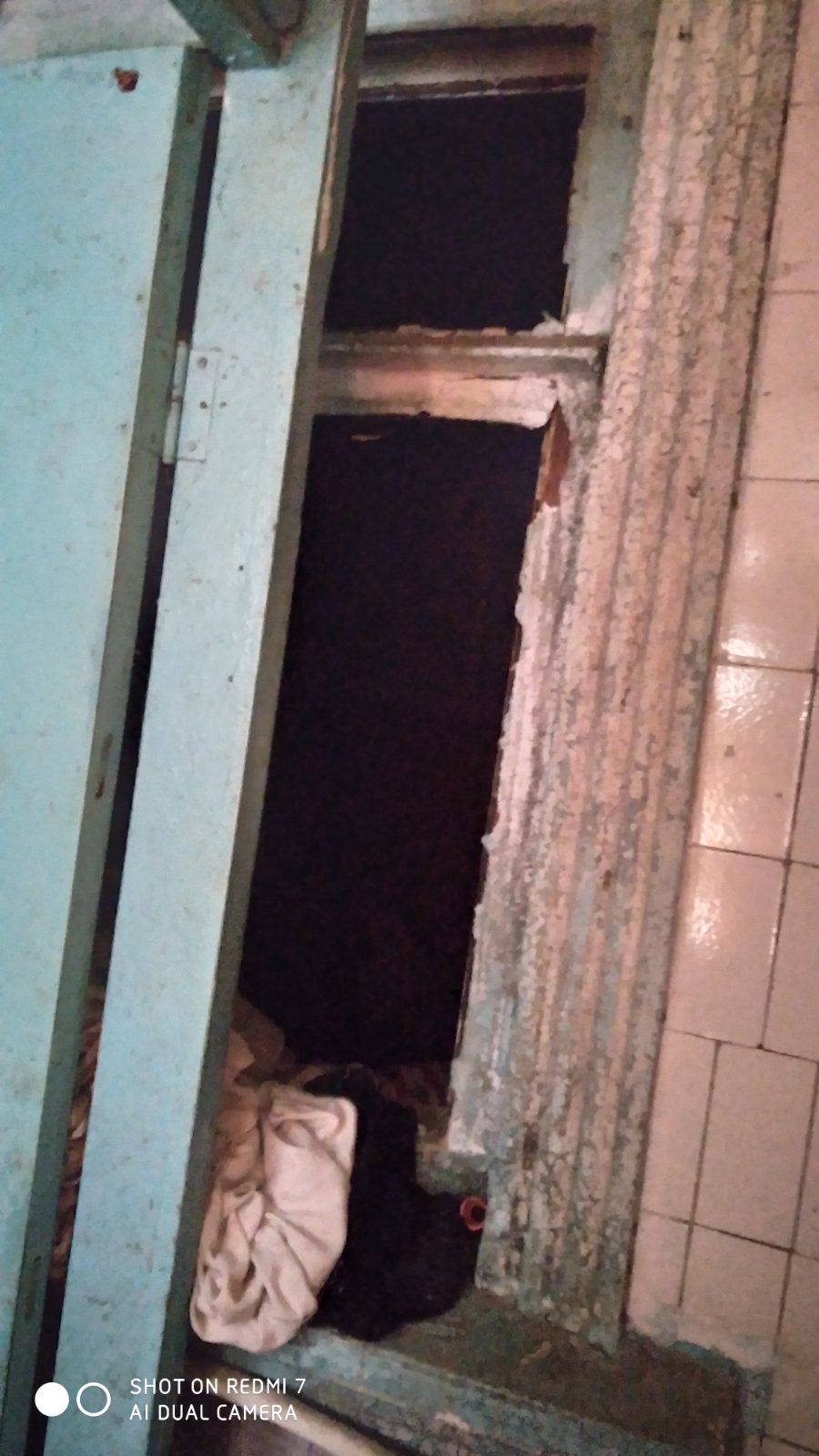 Допоможіть подружжю пенсіонерів жити разом: чоловіку з інвалідністю довелось покинути рідну домівку, а дружина залишилась, аби приглядати за зруйнованим сімейним гніздом 