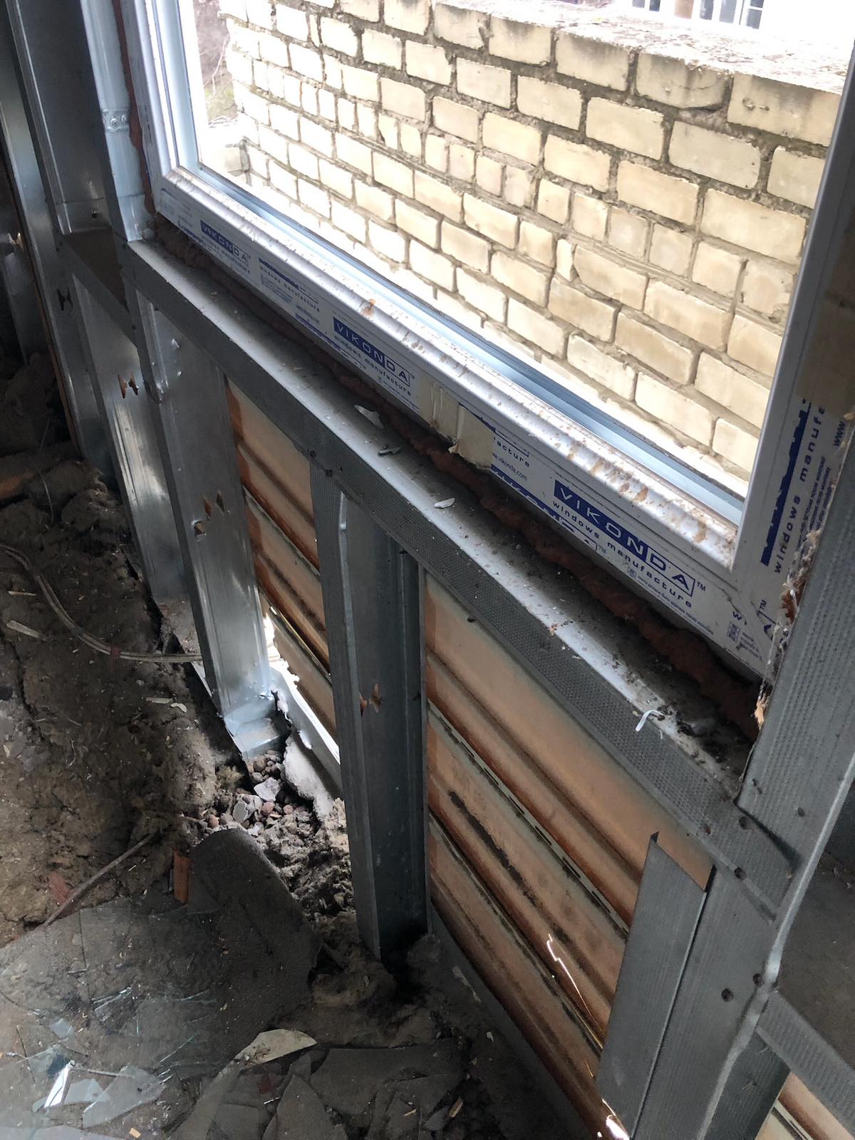 Багатодітній родині з Херсонщини вибило всі вікна у будинку