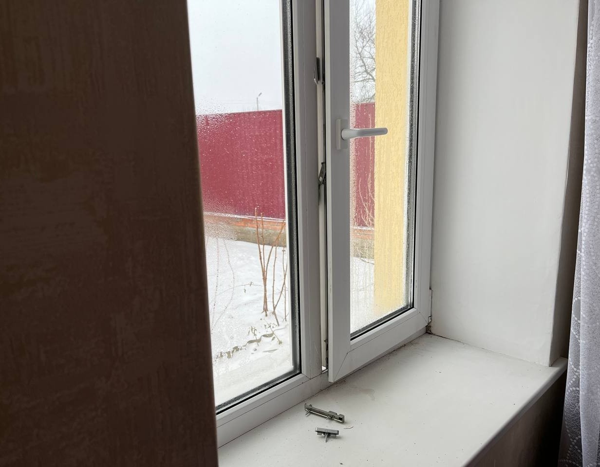 Внаслідок ракетного обстрілу суттєво пошкоджено будинок родини з міста Зміїв