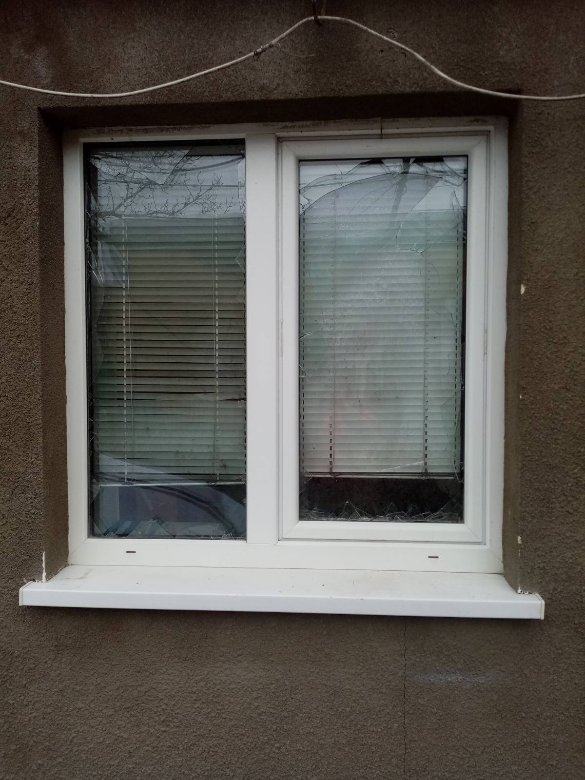 Херсонка виживає в будинку без даху та вікон