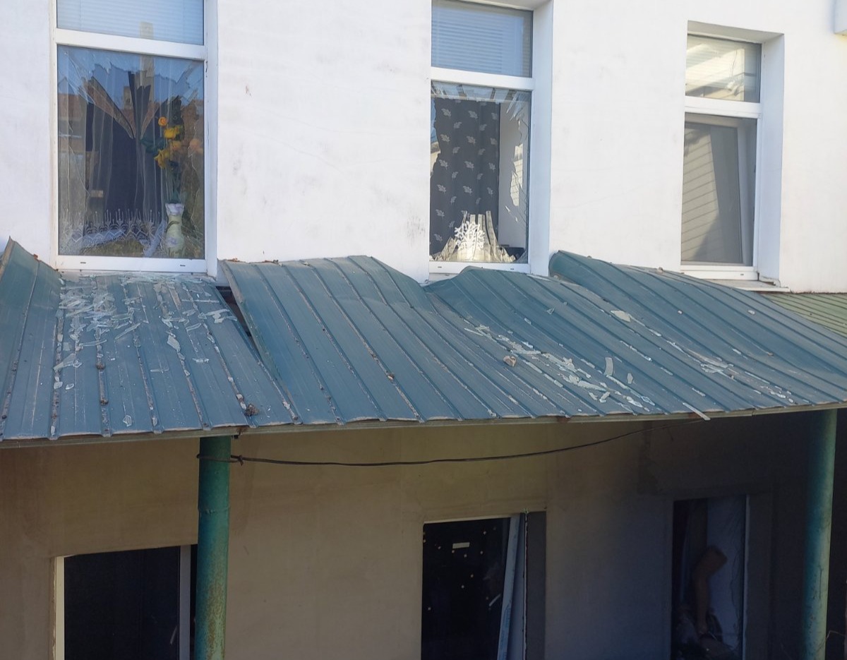 Чоловік який втратив бізнес та вимушений працювати двірником просить допомоги у відновленні дому