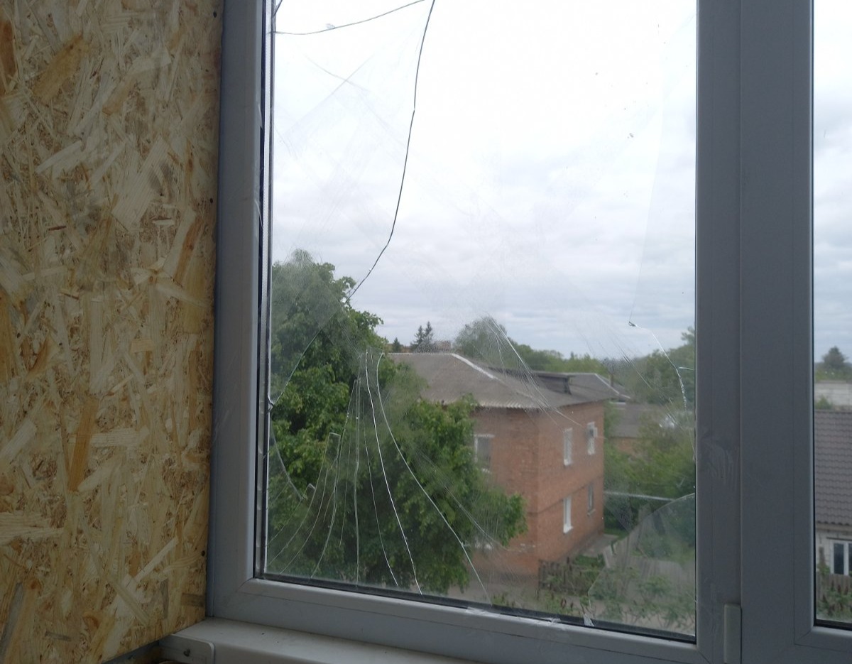 Майже всі вікна в квартирі жителя Білопілля потребують відновлення