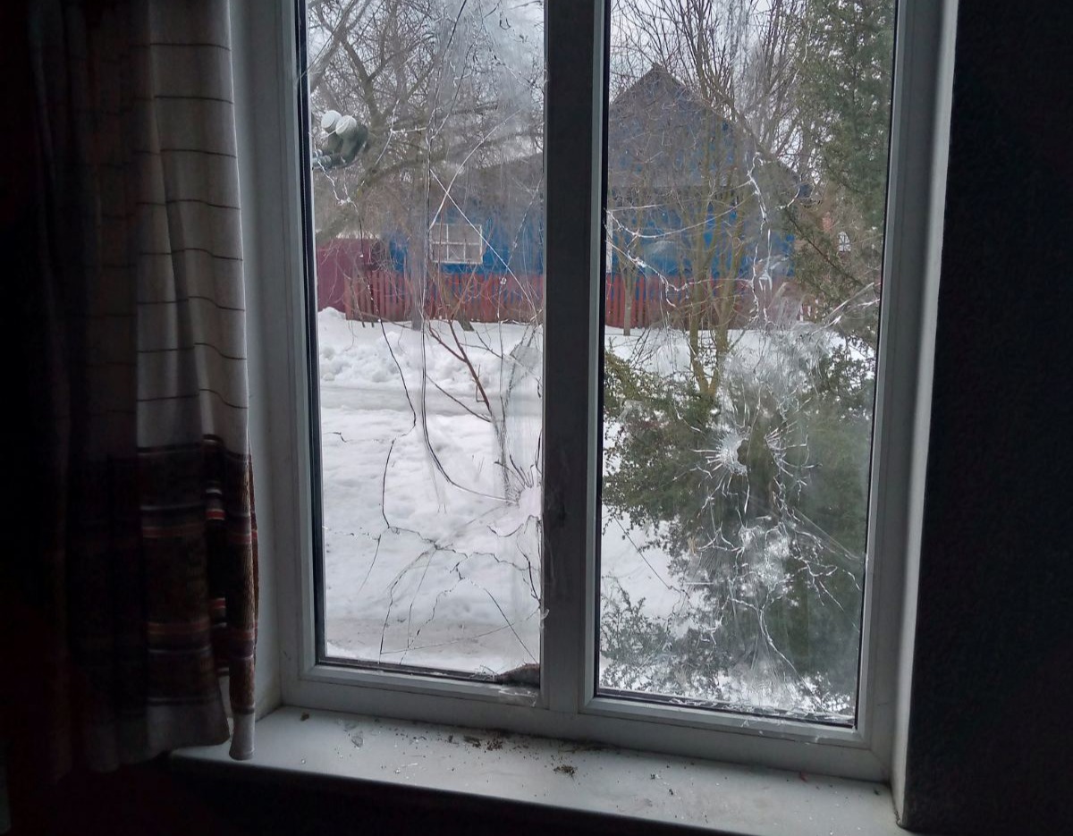 Родина із Середино-Буди, у якої під час обстрілу постраждали вікна, потребує допомоги