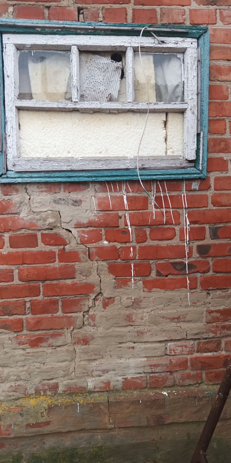 У будинку медсестри вибуховою хвилею та осколками пошкоджено три вікна та стіну