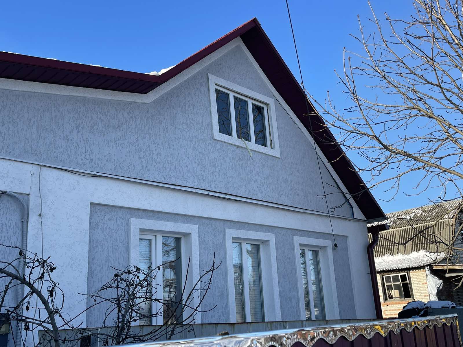 Жінка з родини військових живе в будинку, пошкодженому обстрілами