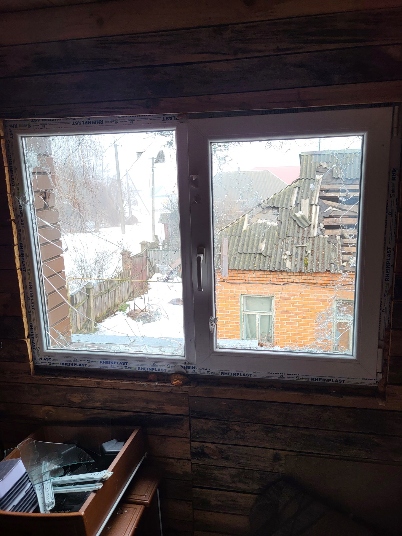 Будинок поступово руйнується через пошкоджений дах