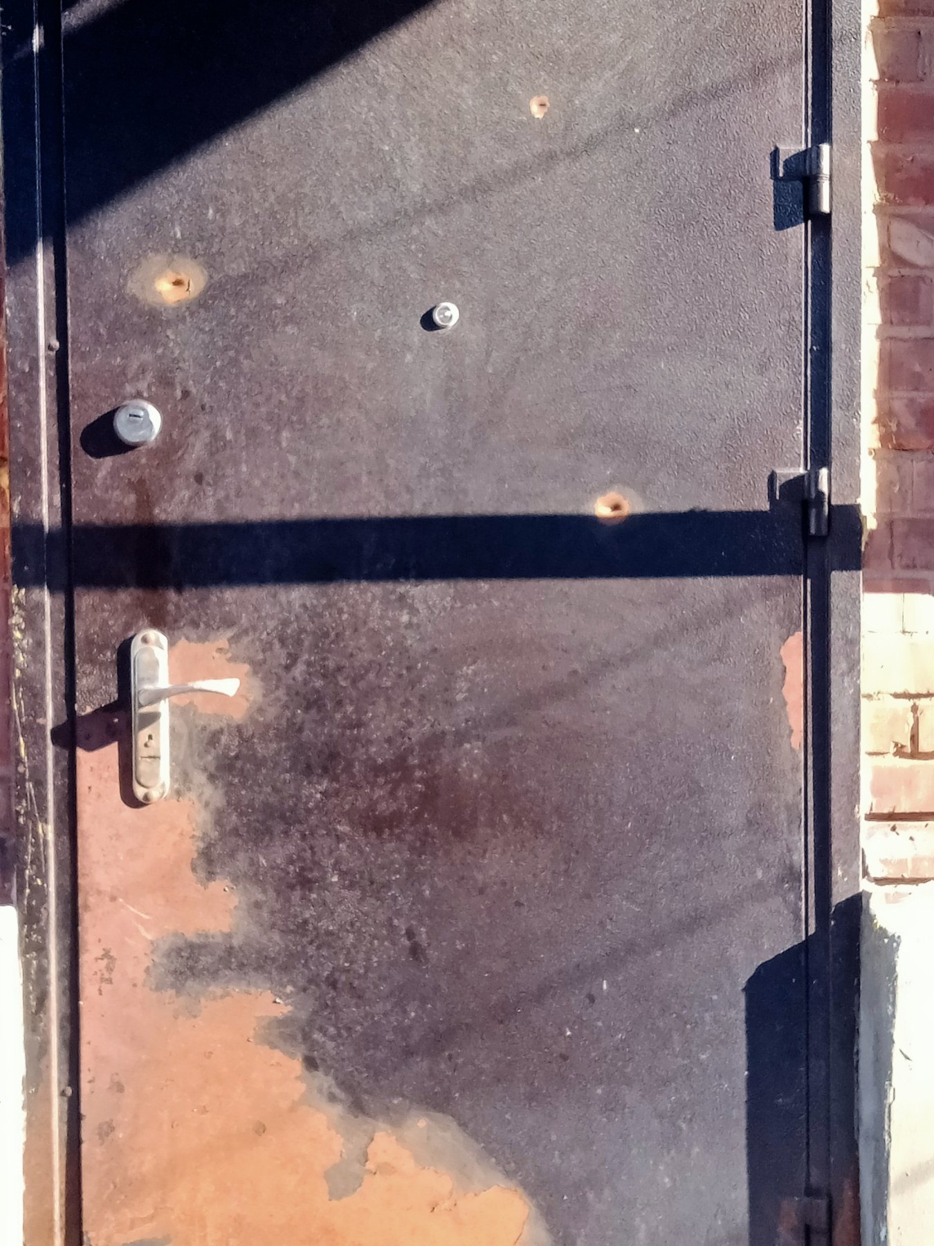 Біля будинку пенсіонерки з Донеччини, яка сама опікується дитиною, стався вибух - потрібна допомога