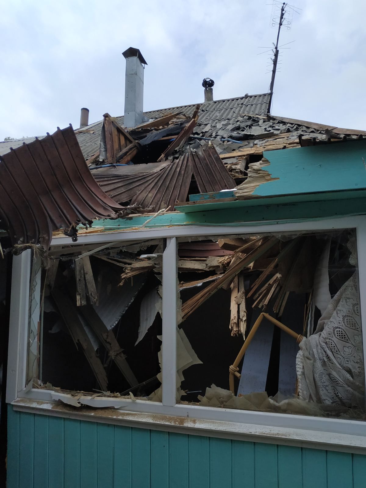 Побитий дах, вікна, двері та меблі - потрібна допомога родині з прикордоння Сумщини 