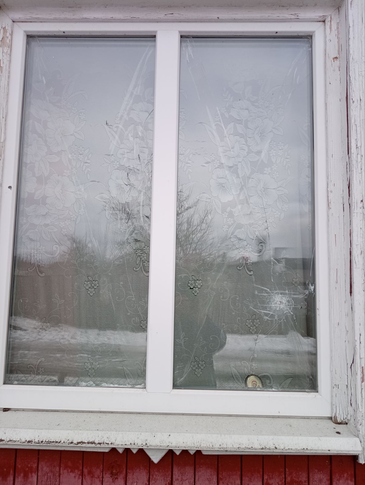 У будинку з вибитими вікнами живе бабуся із Середино-Буди