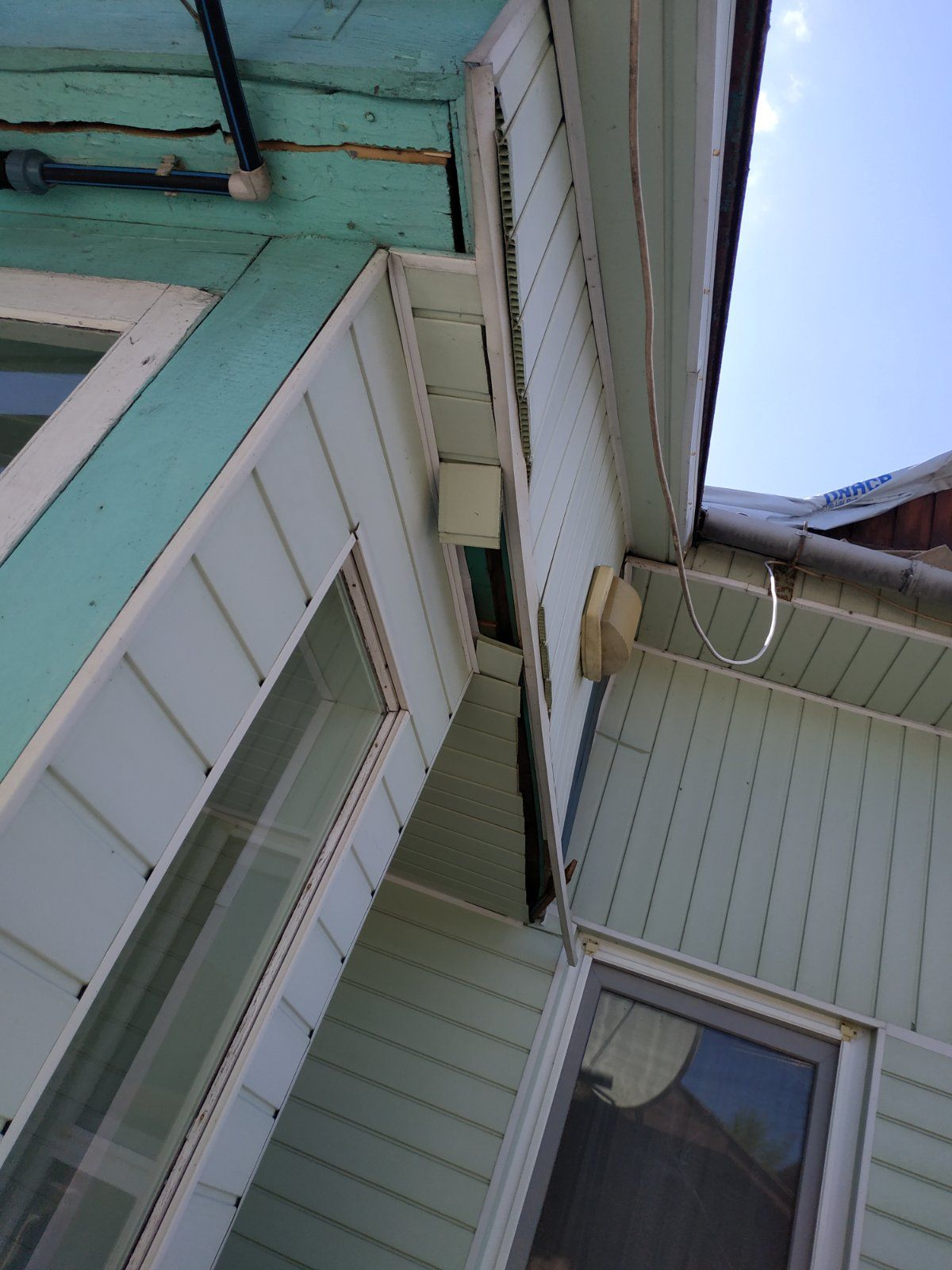 Побитий дах, вікна, двері та меблі - потрібна допомога родині з прикордоння Сумщини 