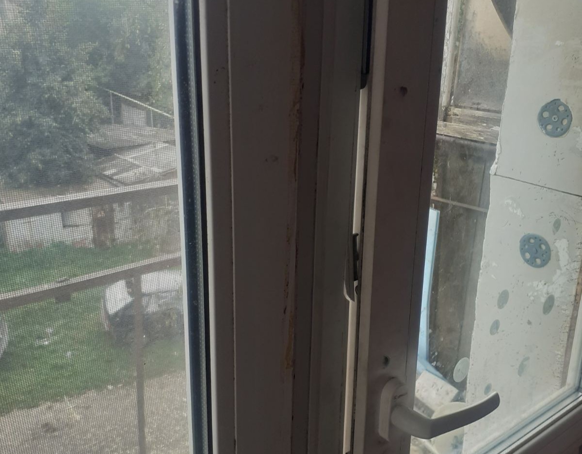 Під час ворожого обстрілу постраждав балконний блок родини із Середино-Буди