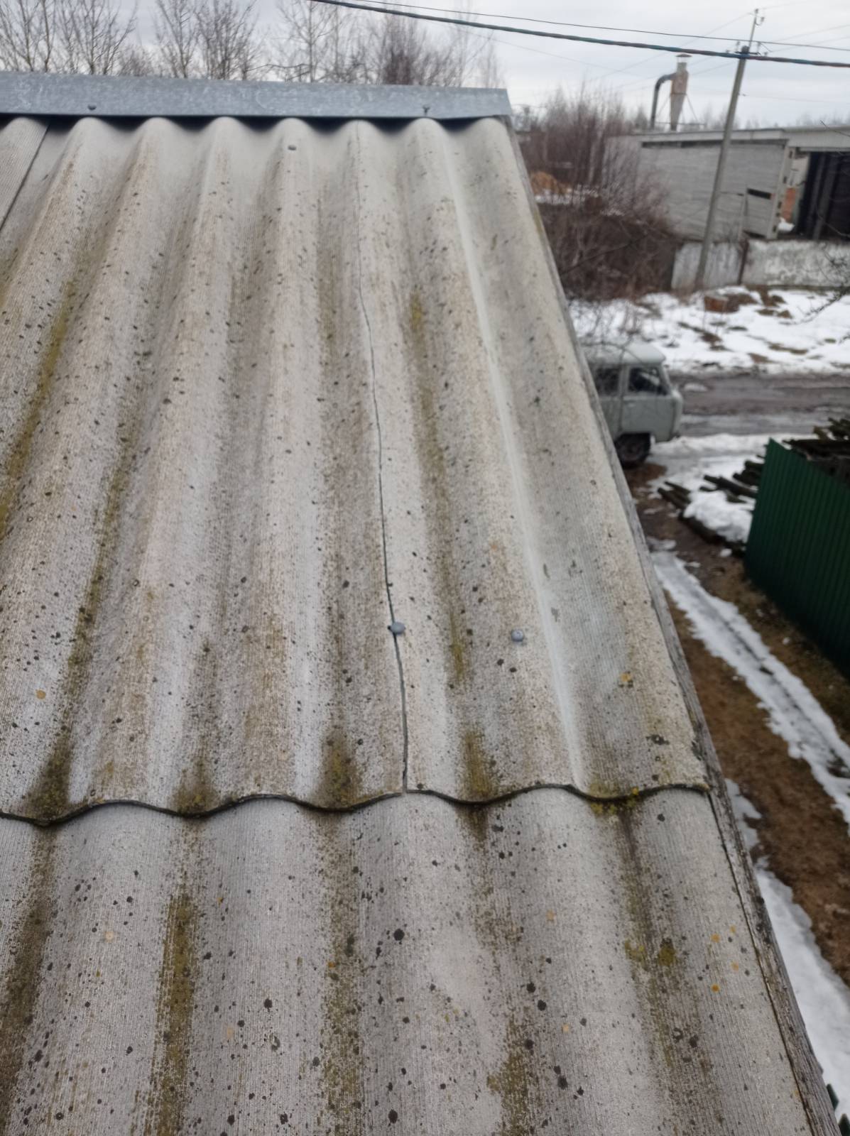 Родина з маленькою дитиною живе у пошкодженому будинку