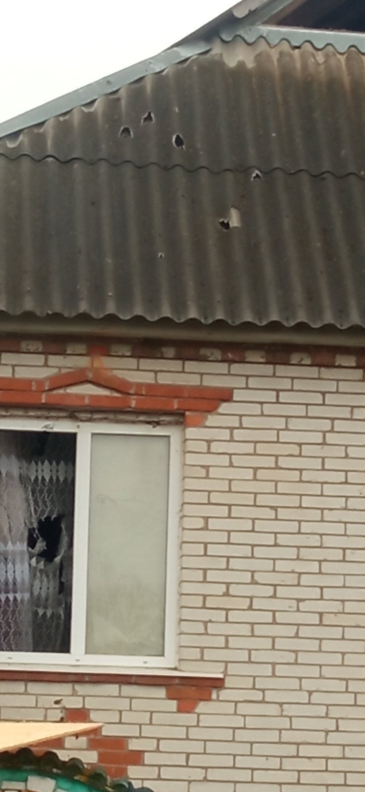 Самотня пенсіонерка змушена виживати у пошкодженому будинку під постійними обстрілами - вона просить допомоги