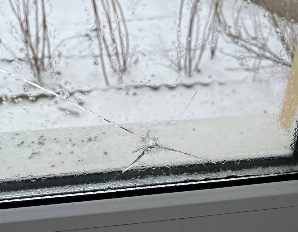 Внаслідок ракетного обстрілу суттєво пошкоджено будинок родини з міста Зміїв