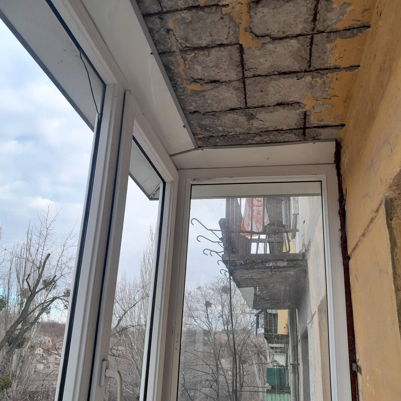 Родина з Миколаївки Донецької області потребують допомоги по заміні вікон, які пошкоджені від російських обстрілів