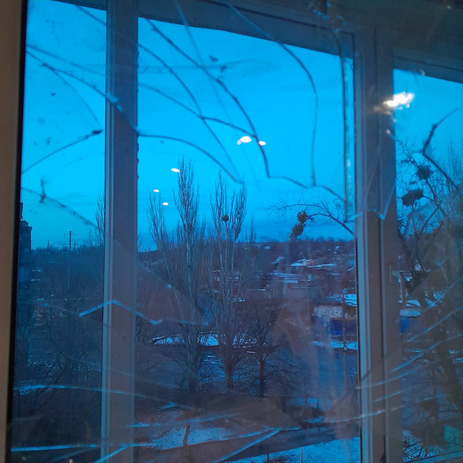 Родина з Миколаївки Донецької області потребують допомоги по заміні вікон, які пошкоджені від російських обстрілів