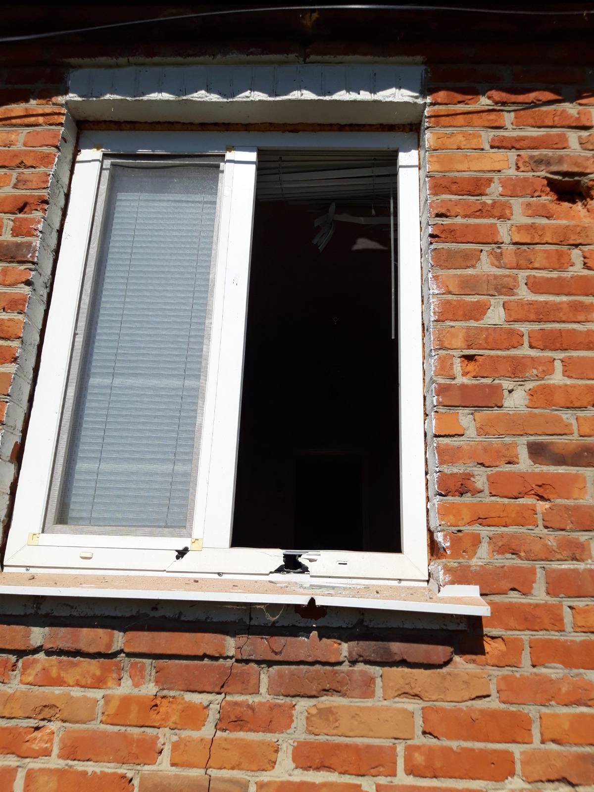 Пенсіонерка, яка після обстрілу потрапила до лікарні, просить допомогти замінити пошкоджені двері