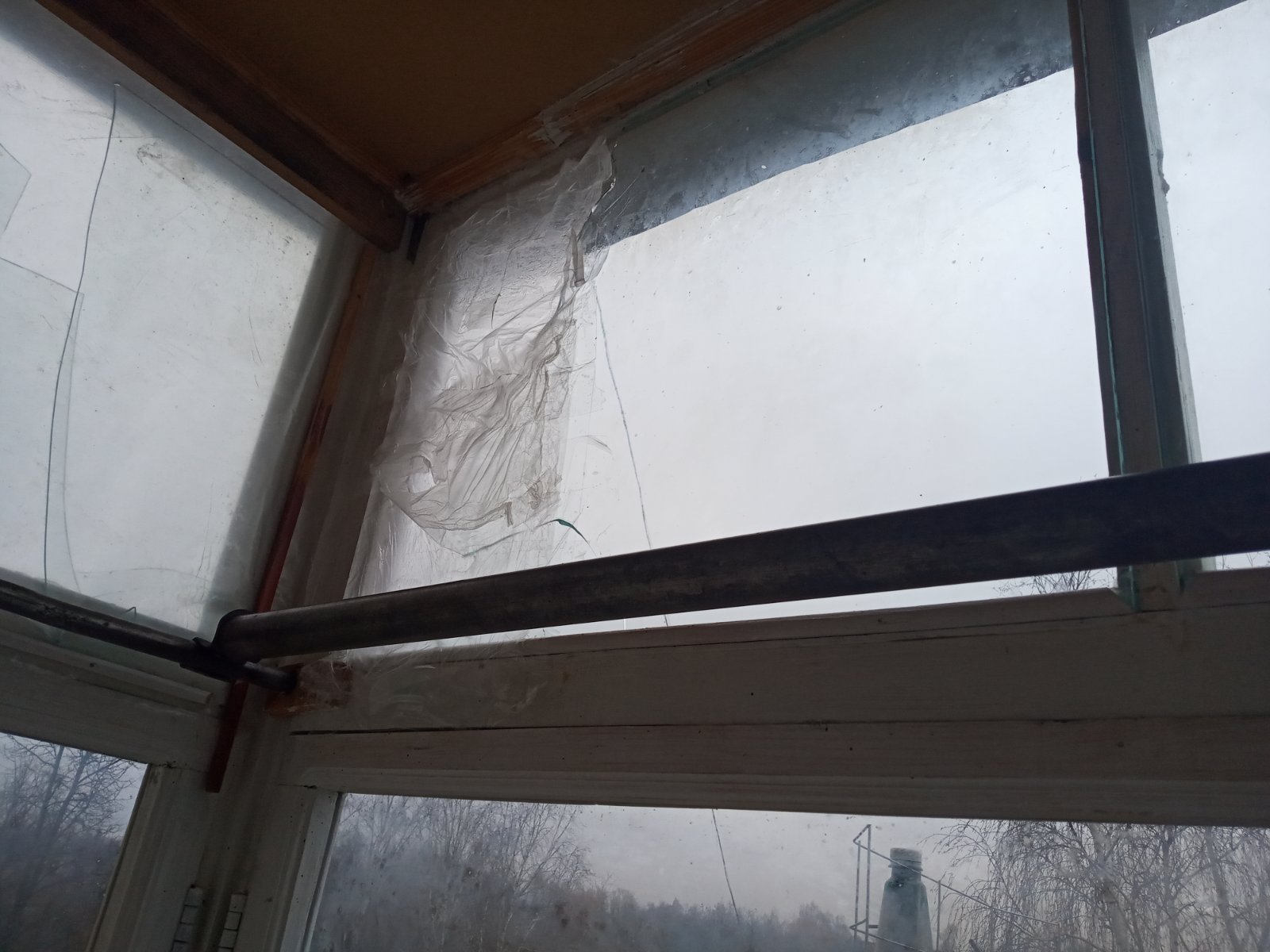 Внаслідок артилерійського обстрілу будинок подружжя пенсіонерів залишився без вікон