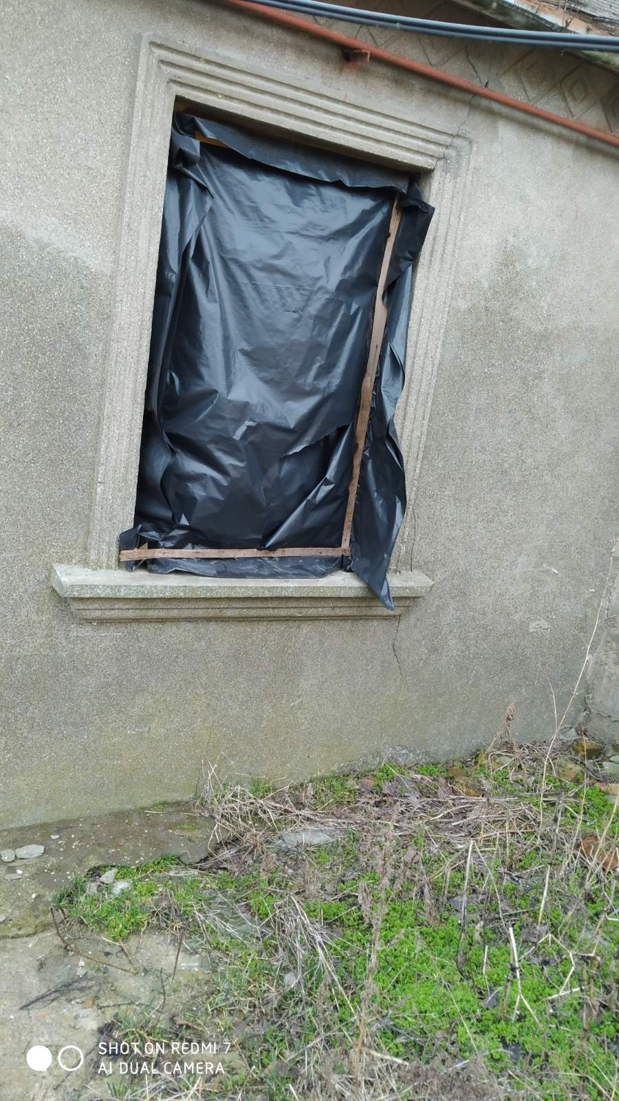 Допоможіть подружжю пенсіонерів жити разом: чоловіку з інвалідністю довелось покинути рідну домівку, а дружина залишилась, аби приглядати за зруйнованим сімейним гніздом 