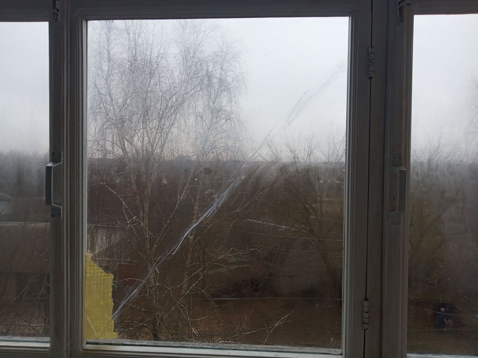 Внаслідок артилерійського обстрілу будинок подружжя пенсіонерів залишився без вікон