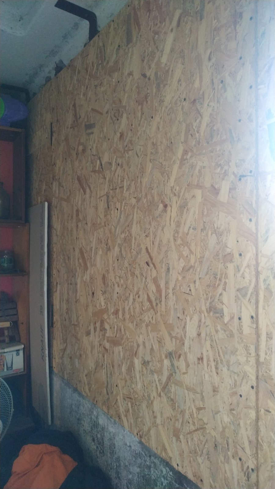 Жінка з двома малими дітьми з Харкова проживає в квартирі з пошкодженими вікнами