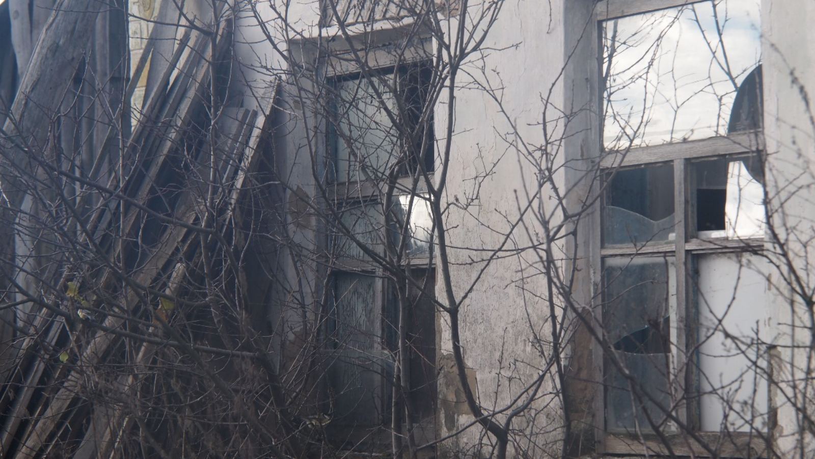 Тракторист зі Зноб-Новгородського через обстріли позбувся роботи та вікон в будинку