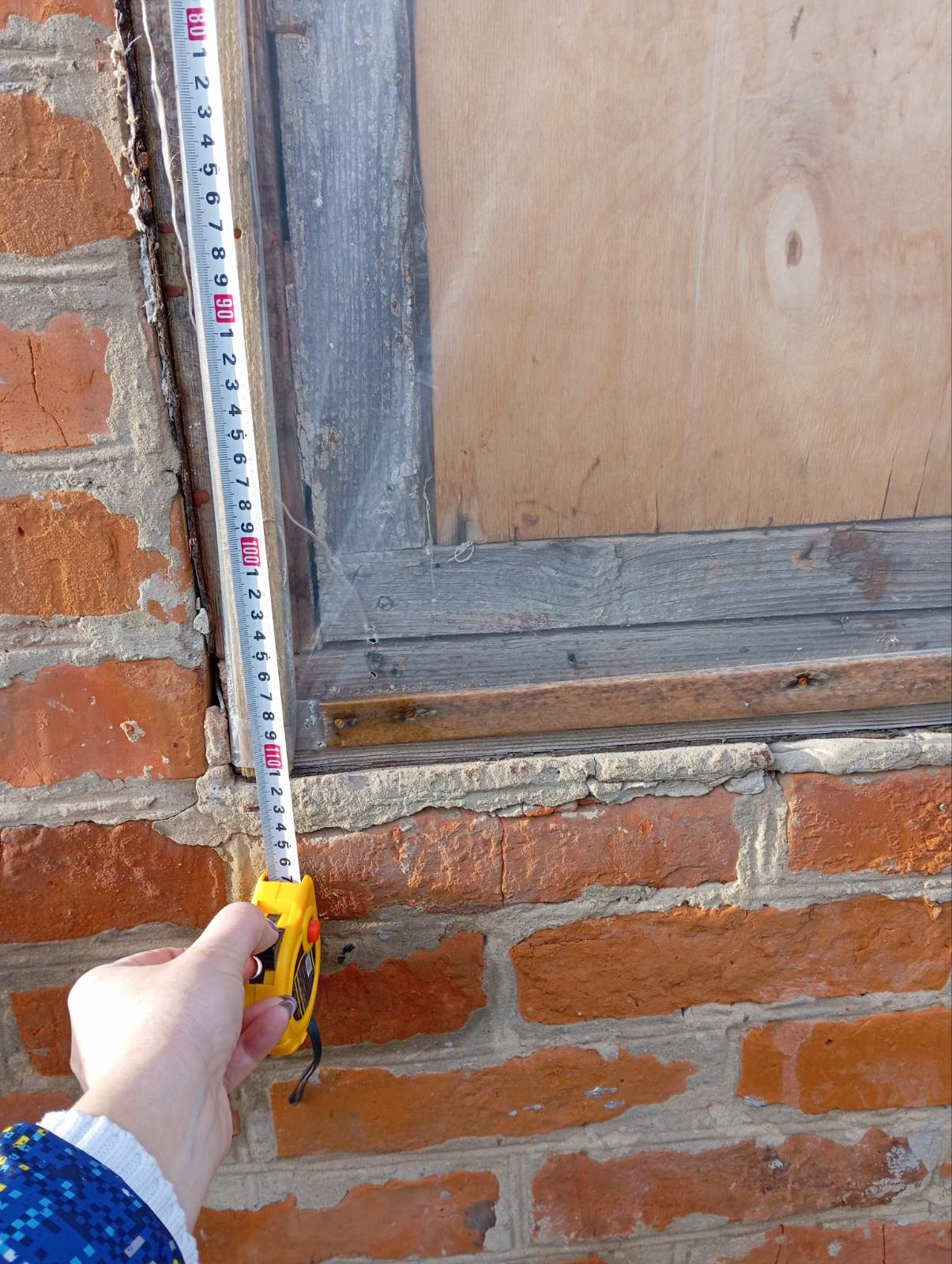 Снаряд впав на подвір'я жінки з Сумщини