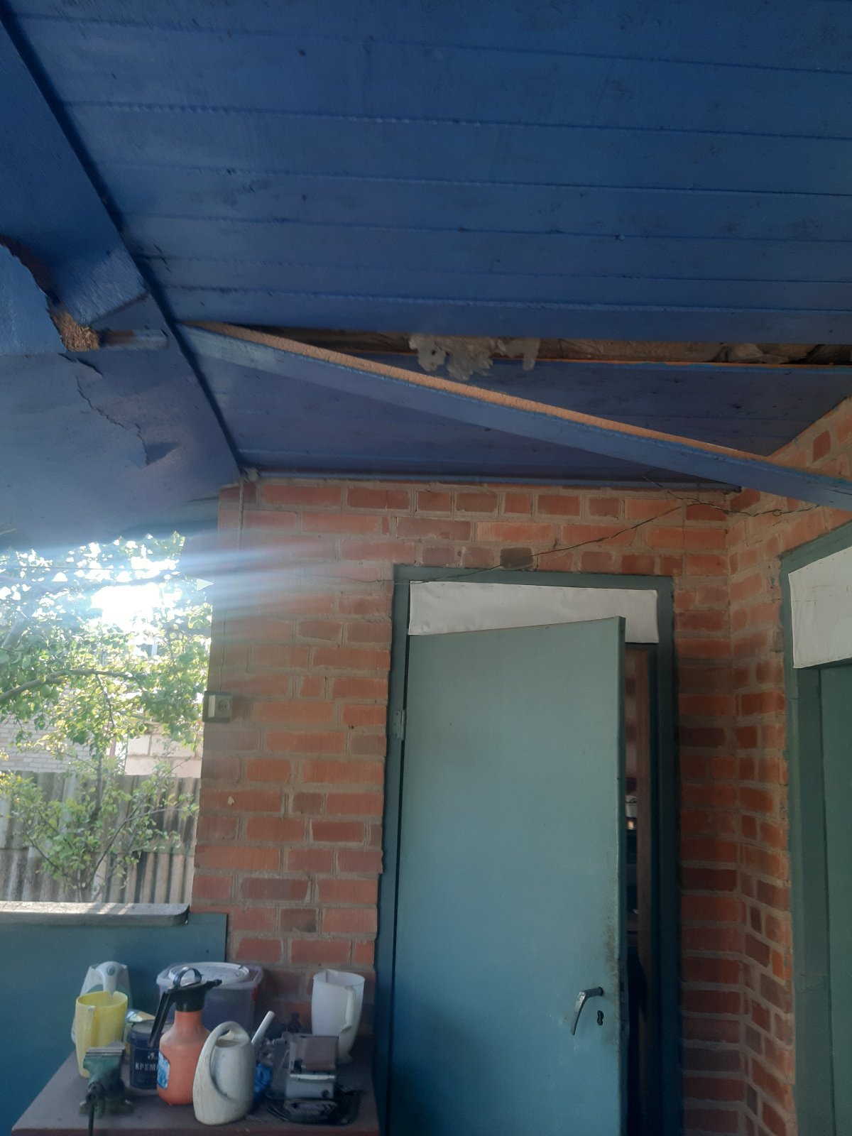 Через ворожі обстріли будинок 81-літньої жінки у непридатному для життя стані