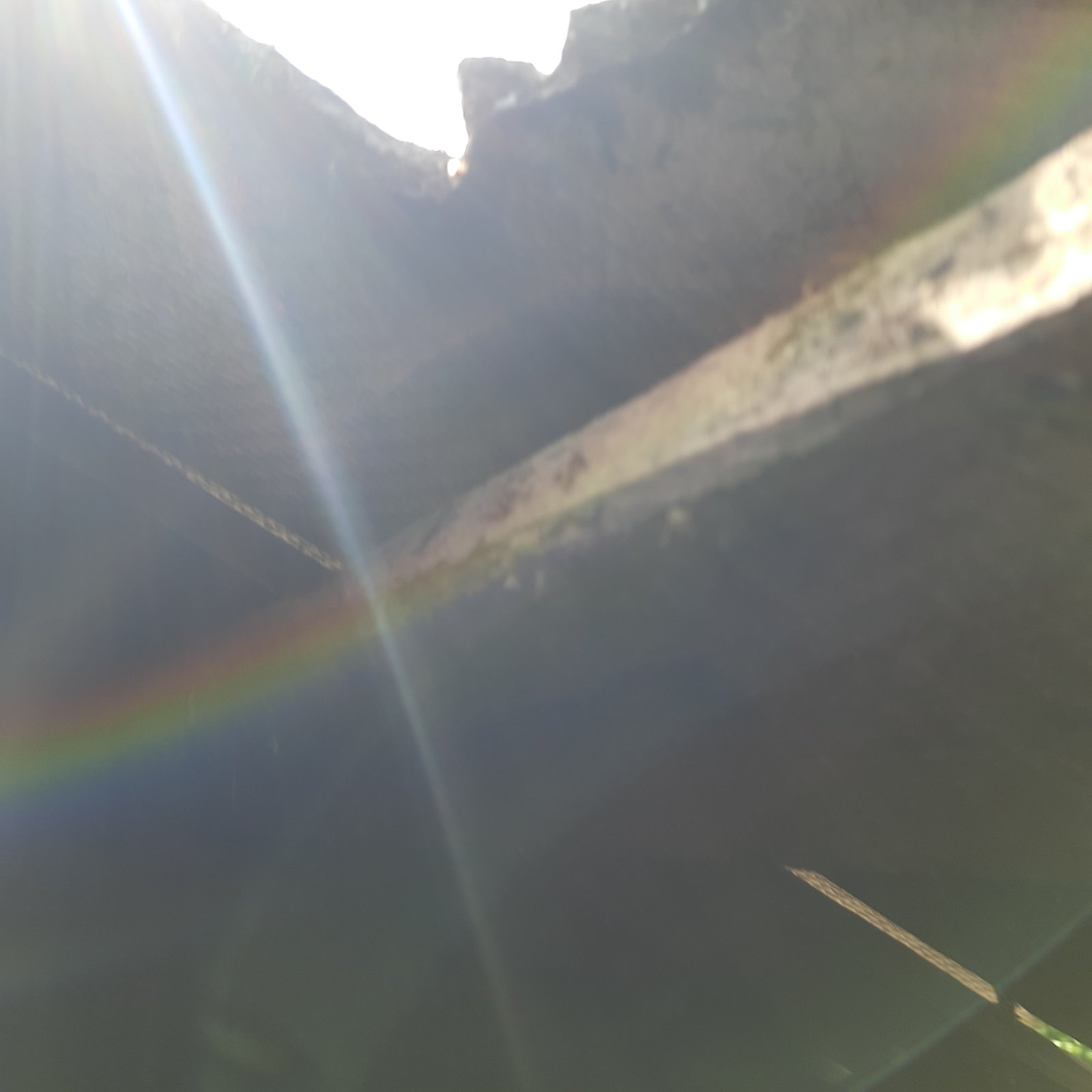 Дах будинку в дірках після обстрілу