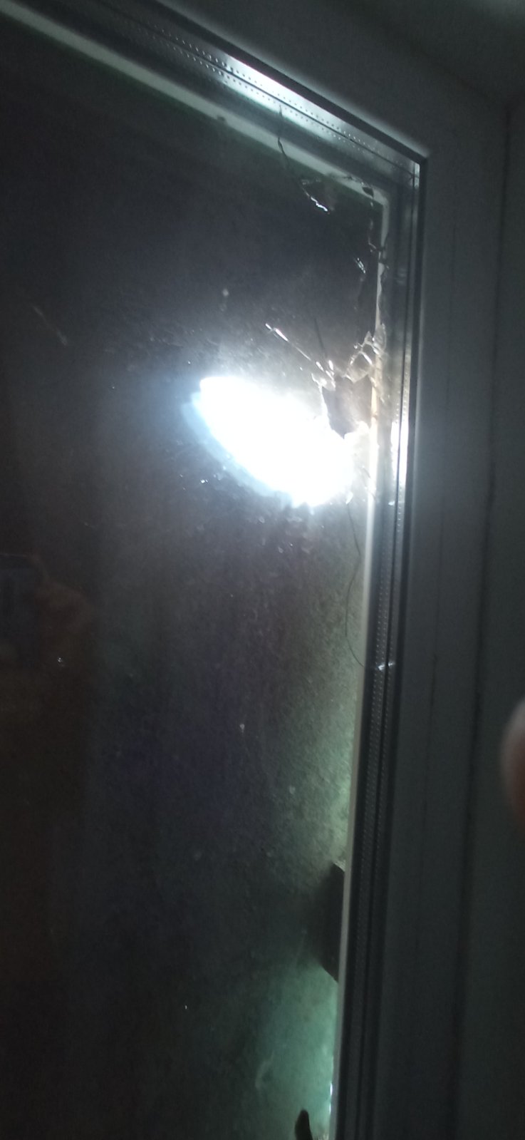 Пробита стіна, пошкоджені вікна, двері та дах - родина, яка змушена жити на кордоні з ворогом, просить допомоги