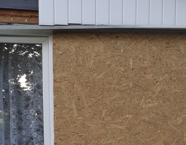 Вибуховою хвилею підняло в повітря будинок літньої пари з Білопілля