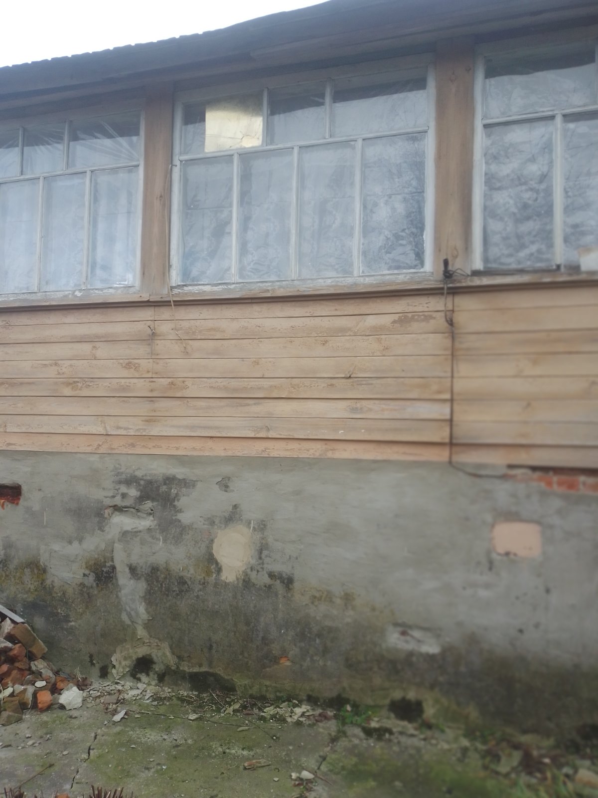 14 вікон та дах пошкоджені в будинку пенсіонерки