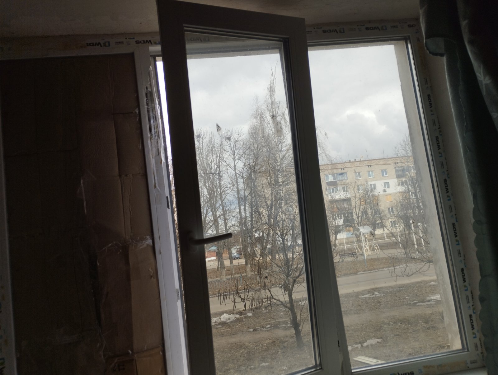 Родина із Середино-Буди просить замінити розбите вікно