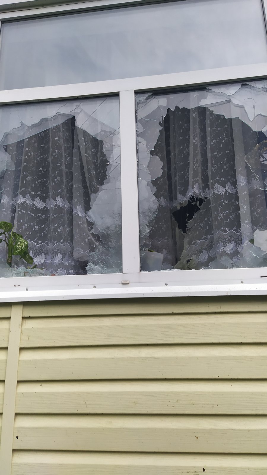 Жінка з Середино-Буди просить допомогти замінити вікна