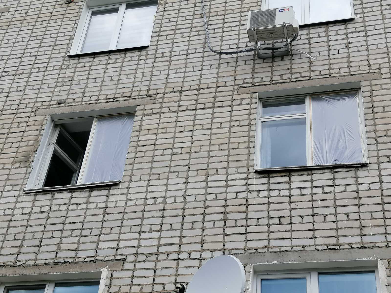 Жінка проживає в будинку без вікон та балконної рами