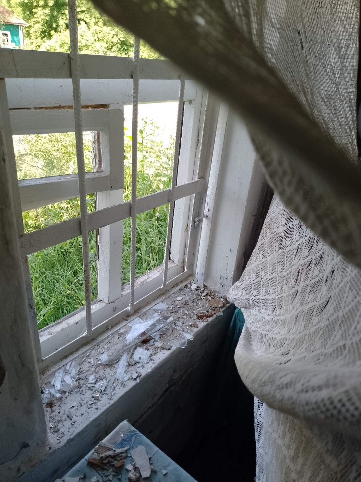 Ворожа міна розірвалася за п'ять метрів від будинку, на щастя всі цілі, але будинок господаря постраждав