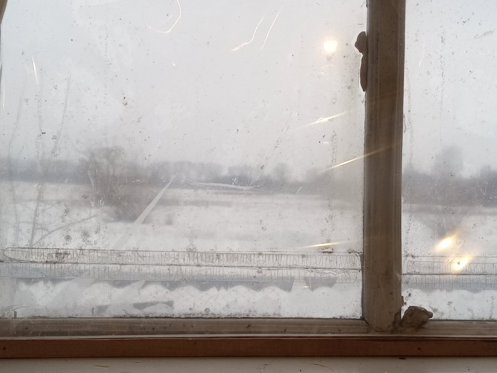 Пенсіонерка зі Зноб-Новгородського живе в будинку з заклеєними плівкою вікнами