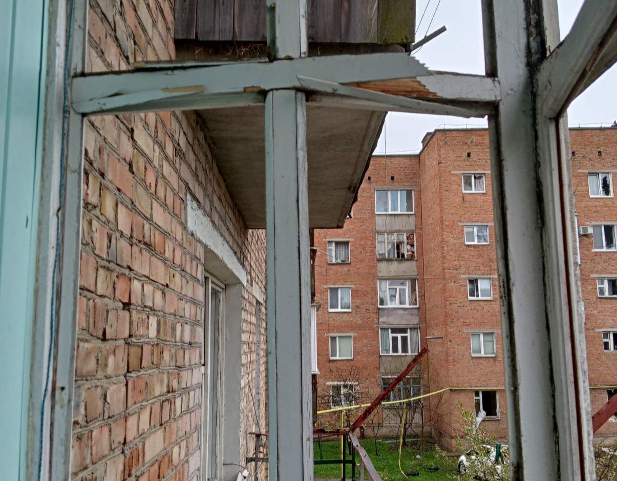 Пошкоджено оселю подружжя пенсіонерів з Білопілля, а саме балконний блок, вікна та балконні двері