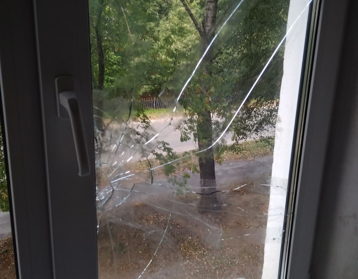 Про допомогу просять подружжя пенсіонерів, у квартирі яких постраждало вікно