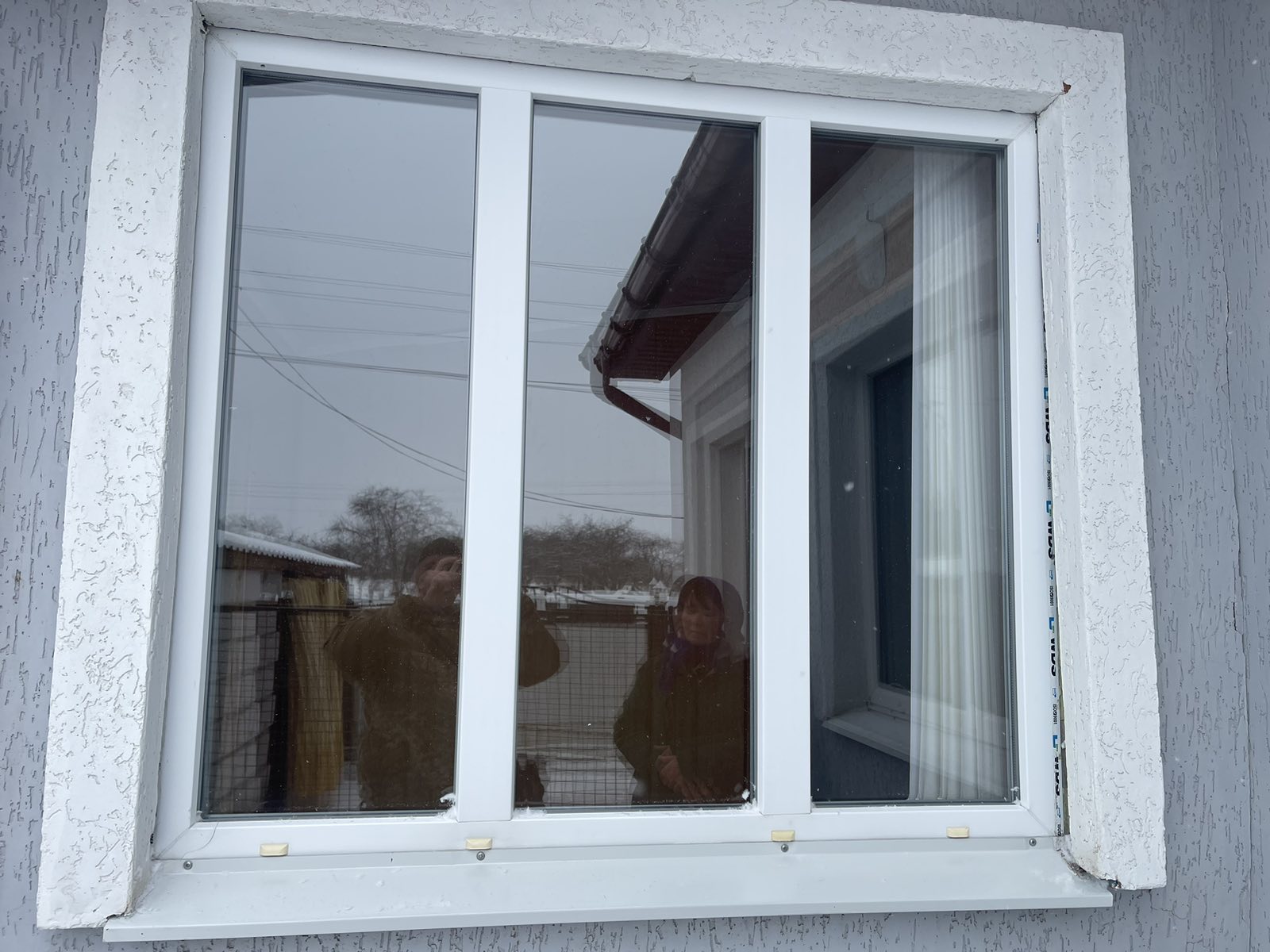 Жінка з родини військових живе в будинку, пошкодженому обстрілами