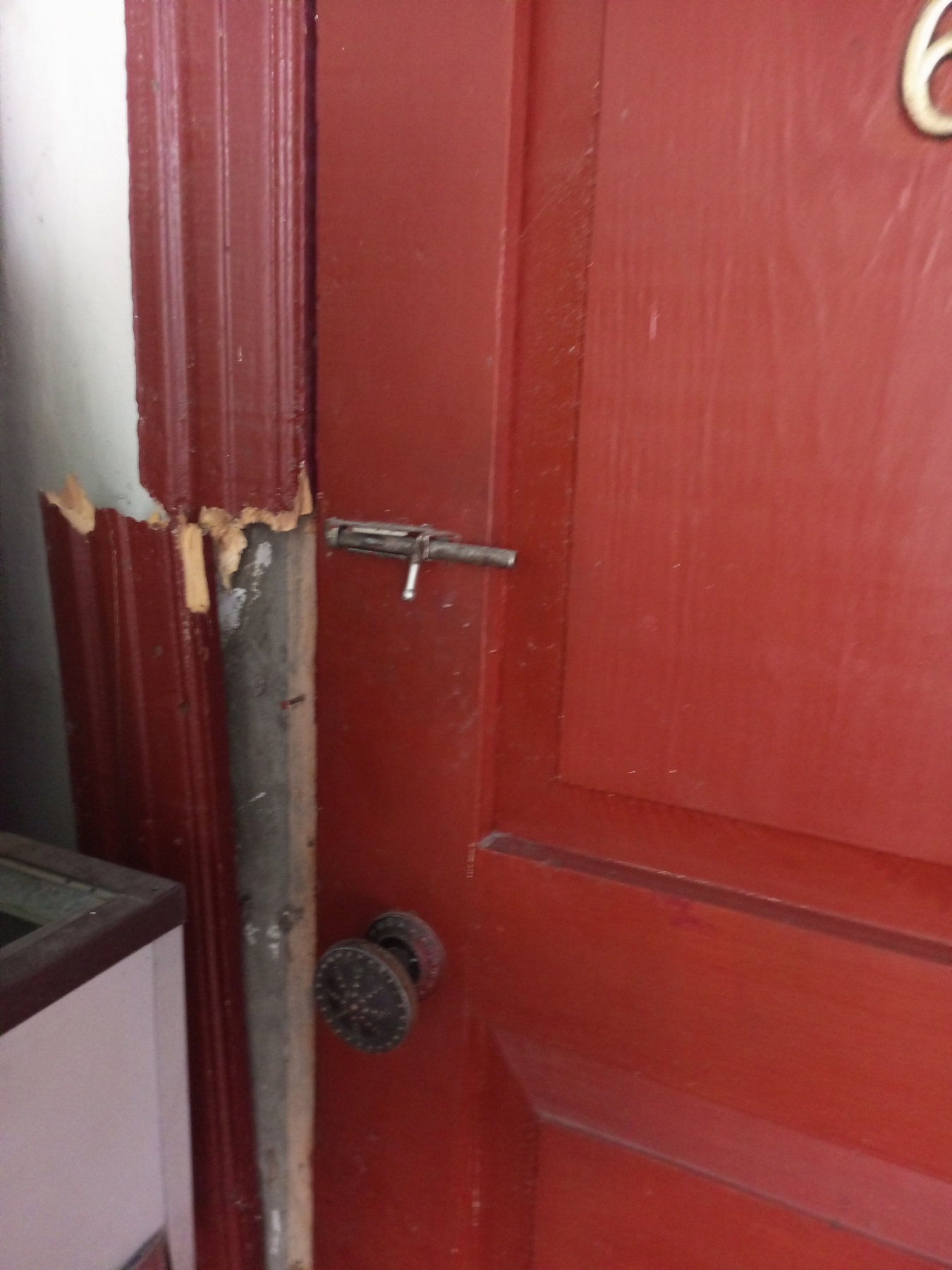 Будинок жінки, яка виховує самотужки доньку, потрапив під обстріл, пошкоджено 9 вікон