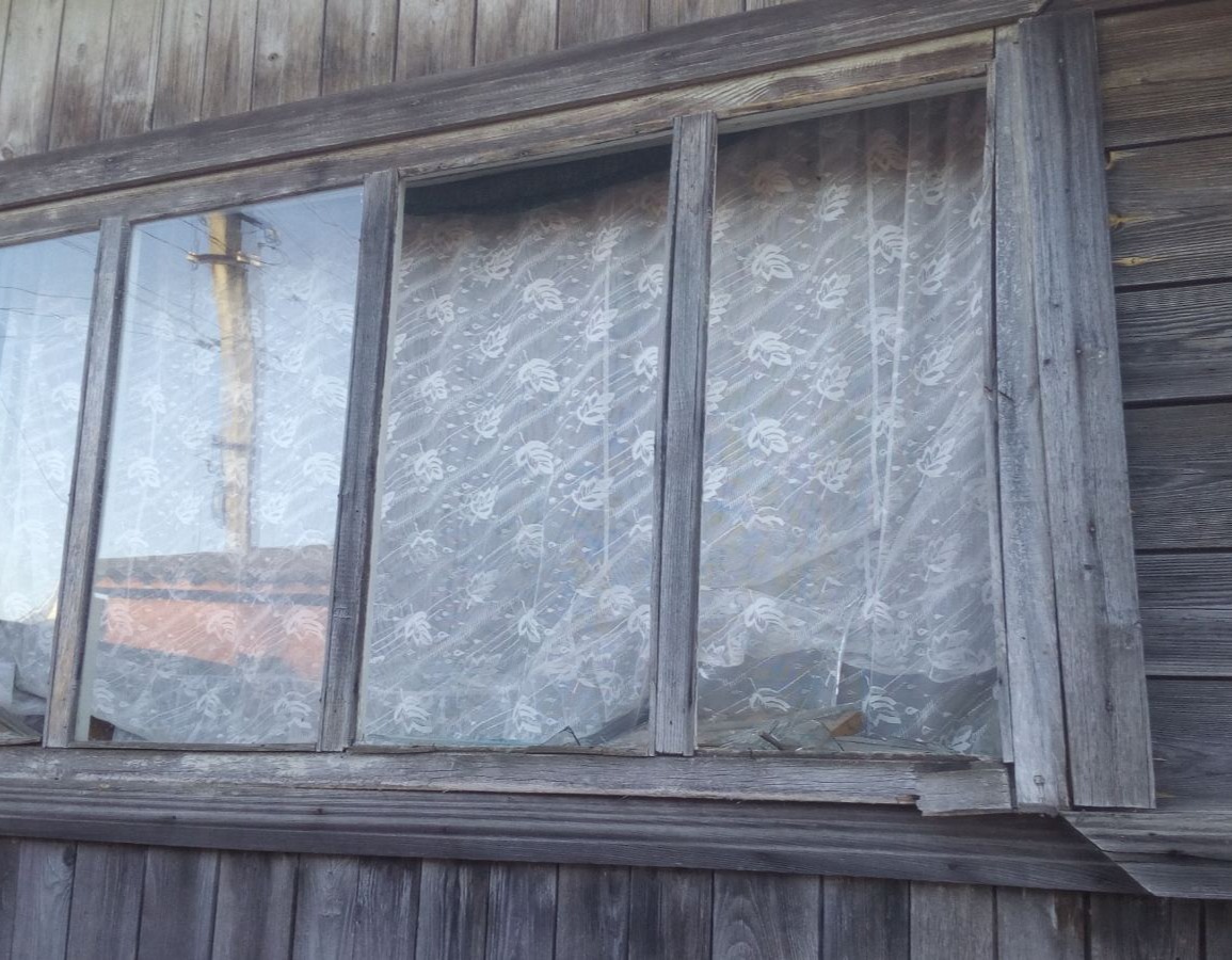 Чоловіку, який працює водієм швидкої допомоги, потрібна допомога з ремонтом даху будинку