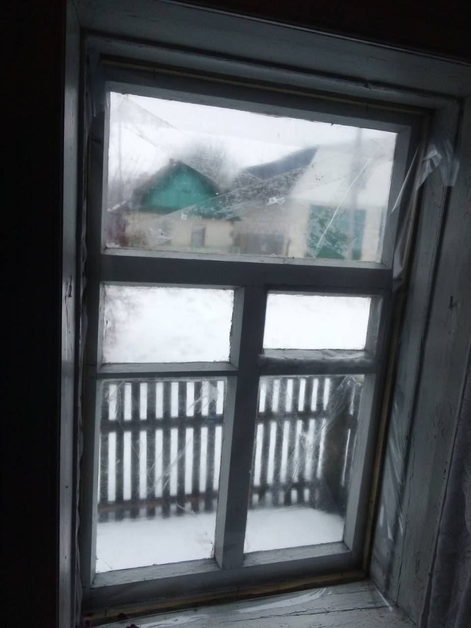 Жінка з Сумщини живе у будинку без вікон