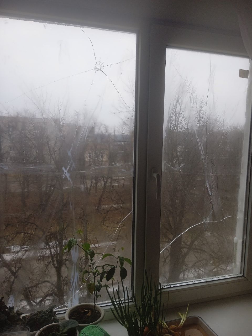 Восени подружжя пенсіонерів замінили вікна у квартирі, як ворожі обстріли знову завдали шкоди